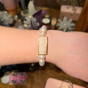 Elegant Pearl Bracelet with Gold Accent